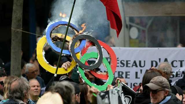 프랑스 수만명 노동절 시위‥올림픽 오륜 모형 불태우기도
