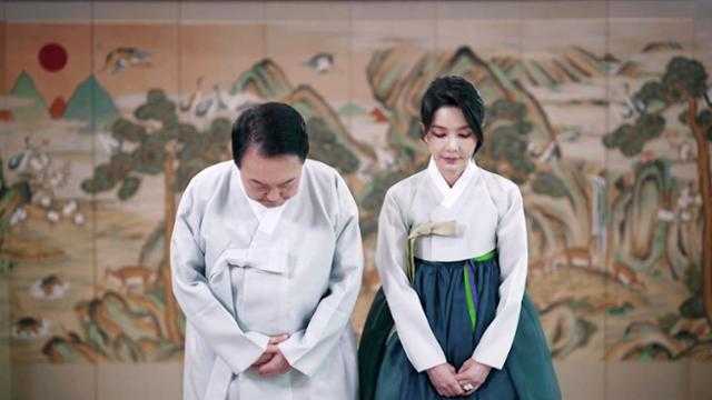 尹대통령 부부, 추석 영상인사…"희망의 보름달 품는 연휴 되시길"