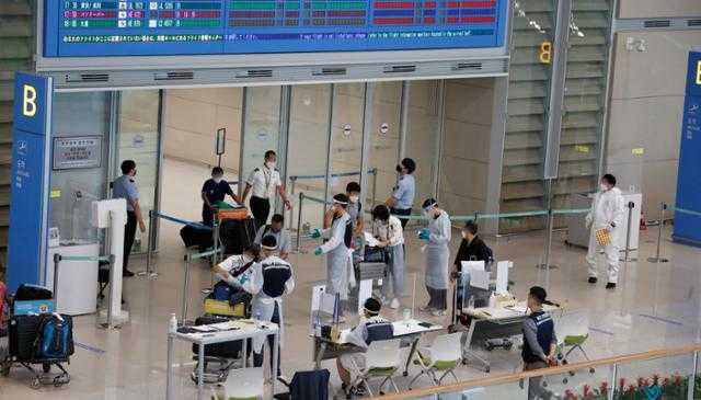 한국, 해외입국자 방역관리 완화...일주일 격리는 유지