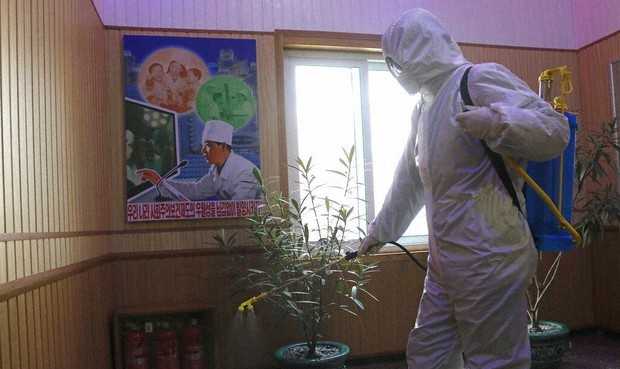 북한 코로나 감염 첫 인정…