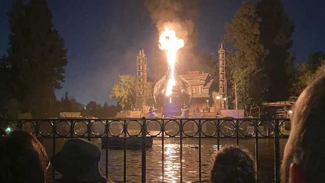 美 디즈니랜드 ‘불 뿜는 용’에서 진짜 화재…6명 부상