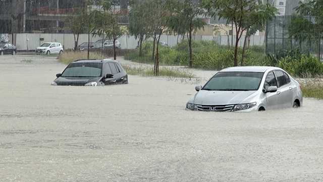 '사막 도시' 두바이 폭우…“하루에 1년치 비 쏟아져”