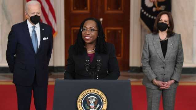 "美 역사 상 첫 흑인 여성 대법관 탄생