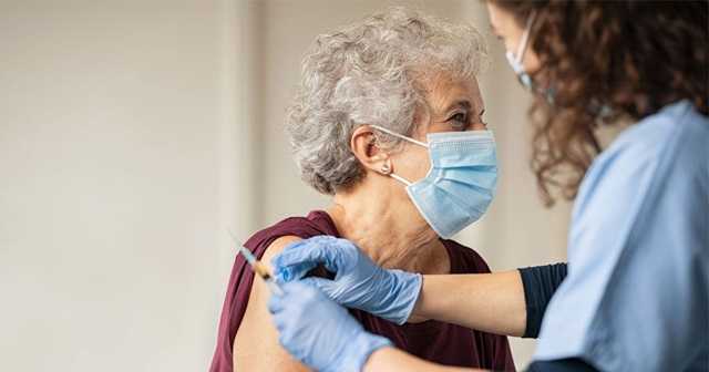 미, 65세 이상에 올봄 코로나19 백신 접종 강력 권고