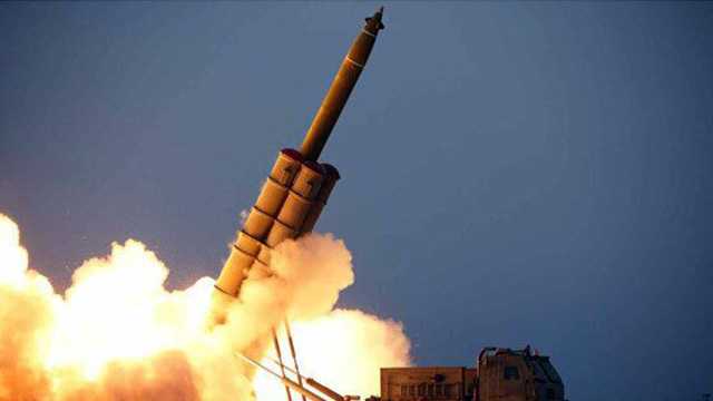 북한, 초대형 방사포 연발시험사격...30초 간격으로 2발 발사